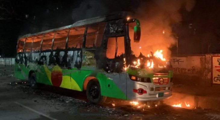 মধ্যরাতে রাজধানীর তিন স্থানে তিন বাসে আগুন